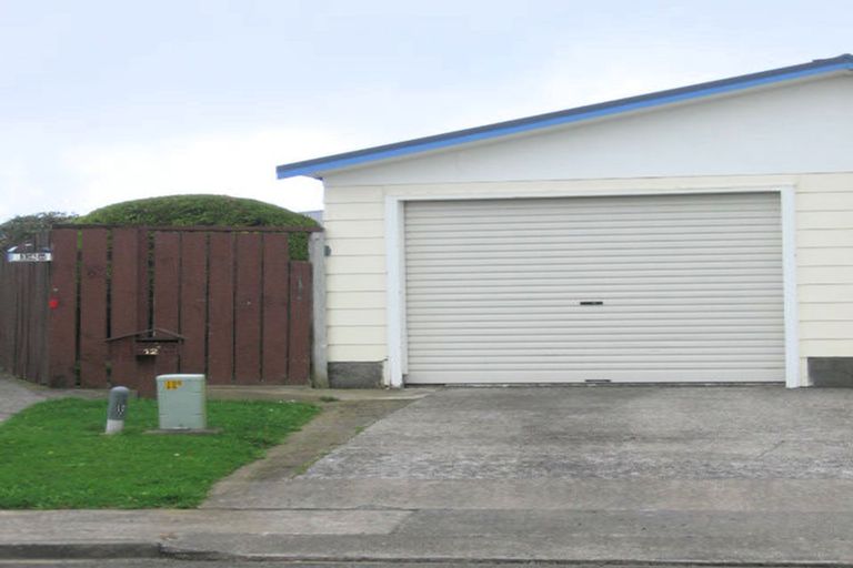 Photo of property in 12a Bayswater Place, Newlands, Wellington, 6037