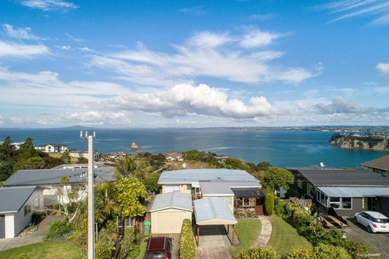 Photo of property in 99 Roberts Road, Matakatia, Whangaparaoa, 0930