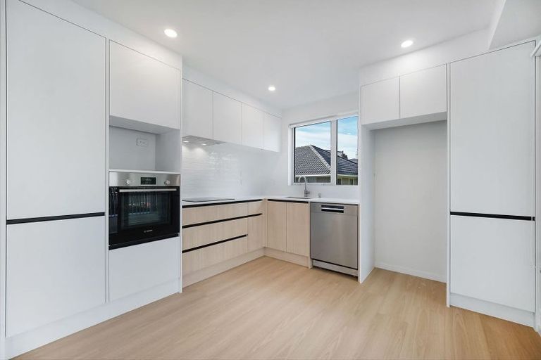 Photo of property in 1/9 Aeroview Drive, Beach Haven, Auckland, 0626