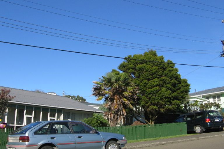Photo of property in 6 Warren Street, Paparangi, Wellington, 6037