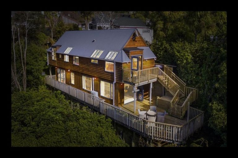 Photo of property in 32 Silverstream Road, Crofton Downs, Wellington, 6035