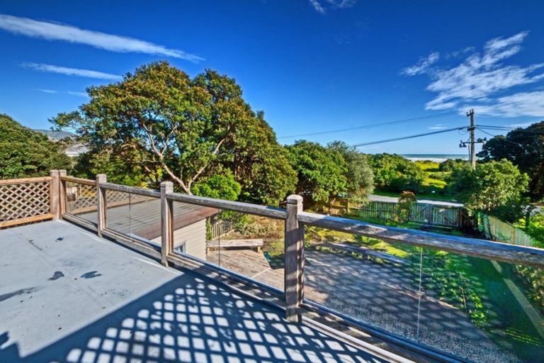 Photo of property in 79 North Piha Road, Piha, 0772