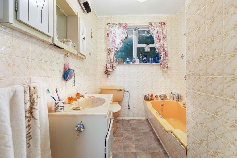 Photo of property in 74 Taylor Terrace, Tawa, Wellington, 5028