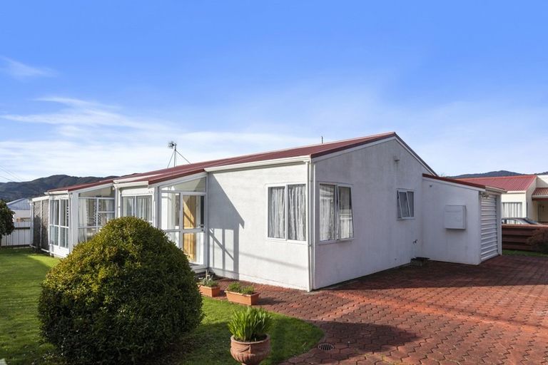 Photo of property in 5 Lees Grove, Wainuiomata, Lower Hutt, 5014