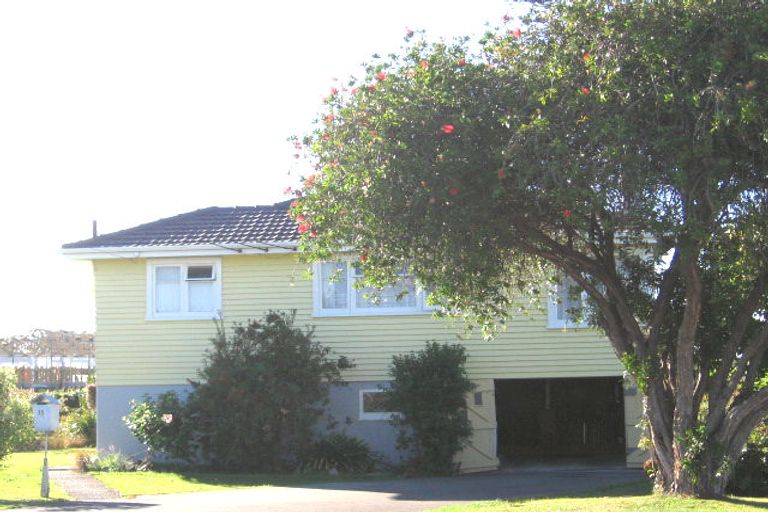 Photo of property in 35 Knights Road, Rothesay Bay, Auckland, 0630