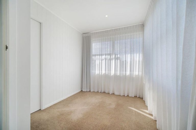 Photo of property in 36 Rewarewa Road, Te Atatu Peninsula, Auckland, 0610