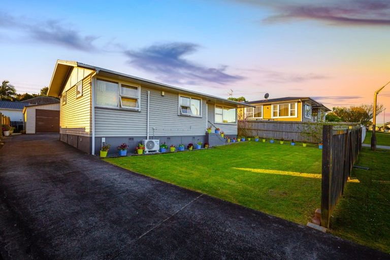 Photo of property in 18 Blue Way, Glendene, Auckland, 0602