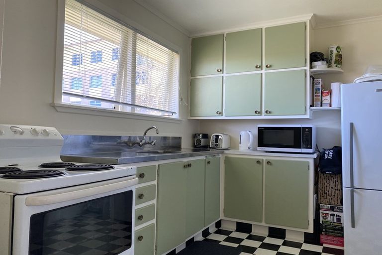 Photo of property in 4/3 Buscomb Avenue, Henderson, Auckland, 0610