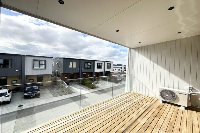 Photo of property in 13 Heketara Way, Massey, Auckland, 0614