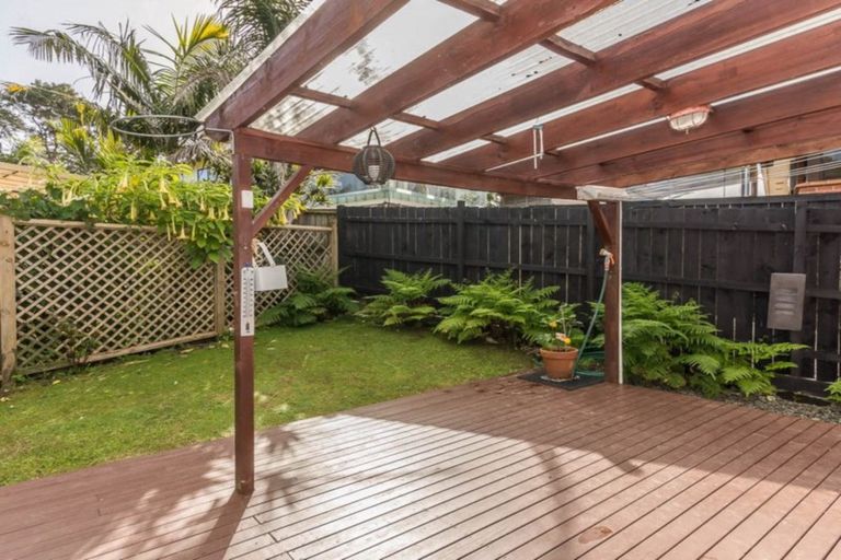 Photo of property in 15 Harrybrook Road, Green Bay, Auckland, 0604