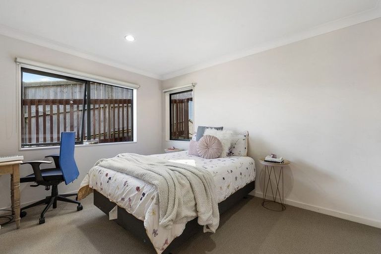 Photo of property in 25 Trotting Terrace, Fairview Heights, Auckland, 0632