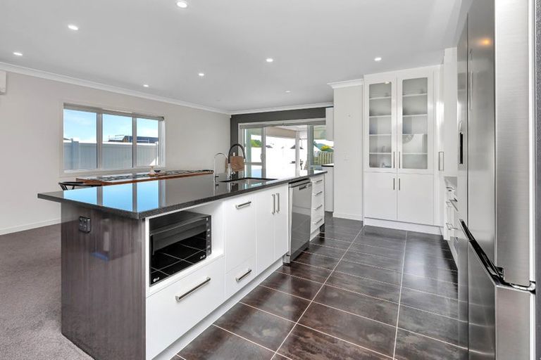 Photo of property in 41 Kaurinui Crescent, One Tree Point, 0118