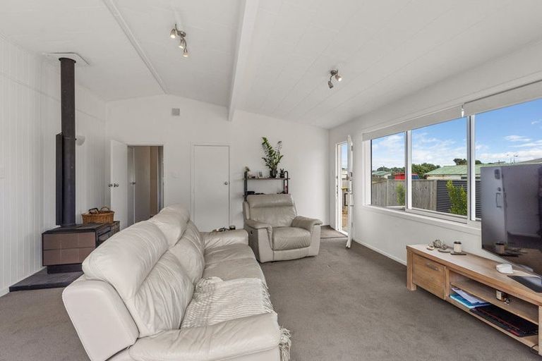 Photo of property in 16 Karaka Street, Otaki Beach, Otaki, 5512