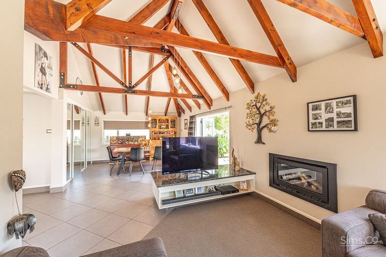 Photo of property in 2 Burtts Road, Durie Hill, Whanganui, 4500