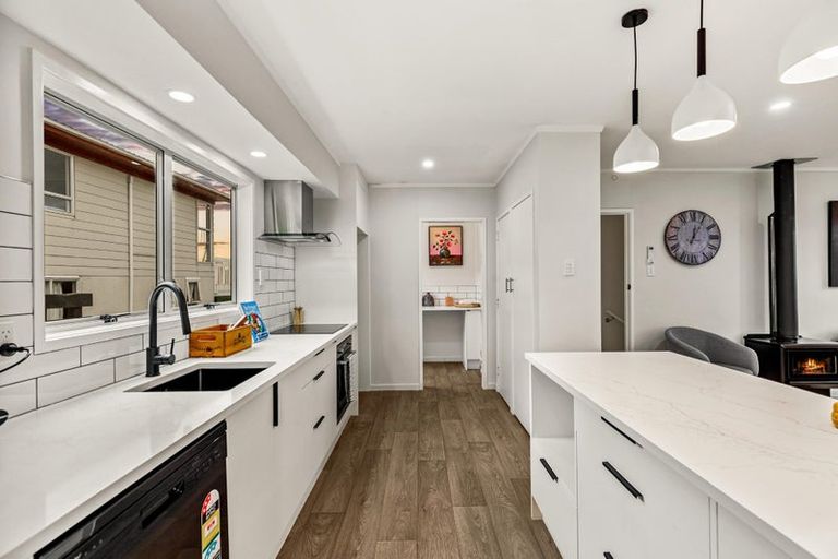 Photo of property in 17 Malmo Place, Massey, Auckland, 0614