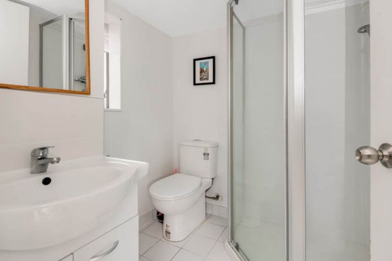 Photo of property in 415 Glenfield Road, Glenfield, Auckland, 0629