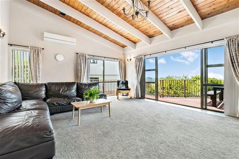 Photo of property in 8 Halldene Terrace, Red Beach, 0932