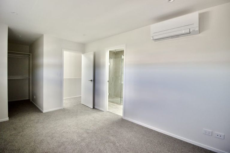 Photo of property in 3/94 Target Road, Totara Vale, Auckland, 0629