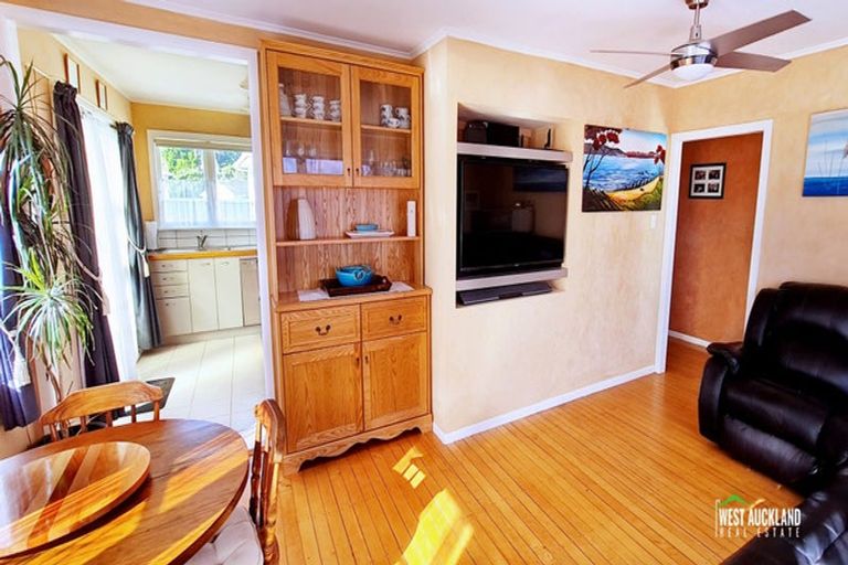 Photo of property in 40 Sunnyside Road, Sunnyvale, Auckland, 0612