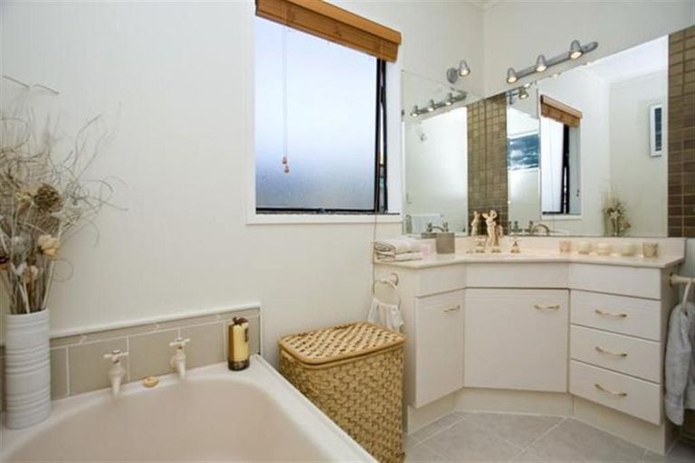 Photo of property in 2/326 Rangatira Road, Beach Haven, Auckland, 0626