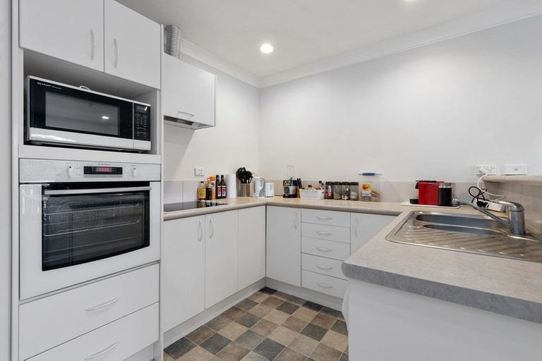 Photo of property in 2/8 Bronzewing Terrace, Unsworth Heights, Auckland, 0632