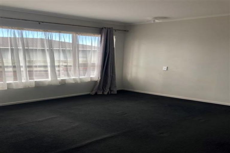Photo of property in 13 Huruhuru Road, Massey, Auckland, 0614