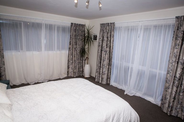 Photo of property in 18 Paddington Grove, Karori, Wellington, 6012