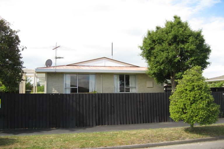 Photo of property in 2/8 Tamarisk Place, Parklands, Christchurch, 8083