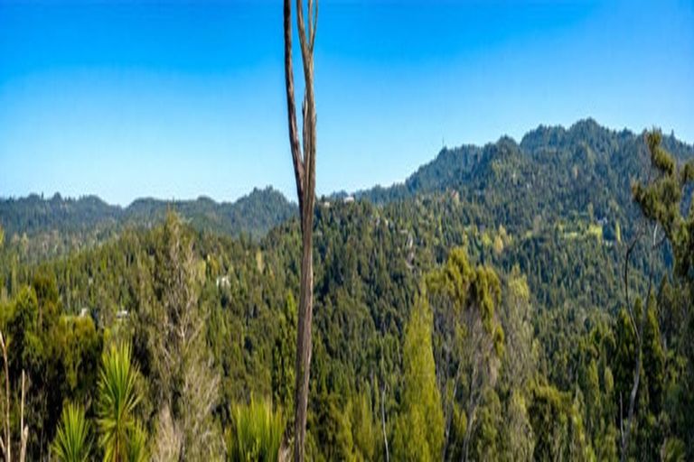 Photo of property in 220 Forest Hill Road, Waiatarua, Auckland, 0612