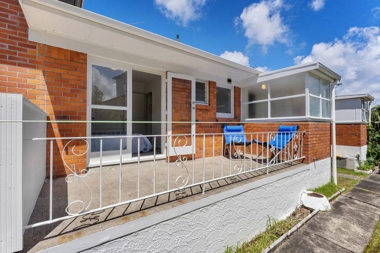 Photo of property in 2/174 East Coast Road, Forrest Hill, Auckland, 0620