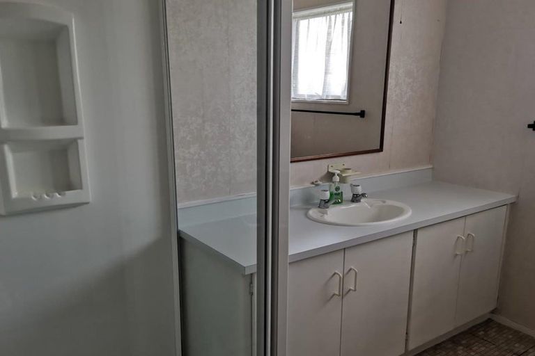 Photo of property in 1 Prion Place, One Tree Point, 0118