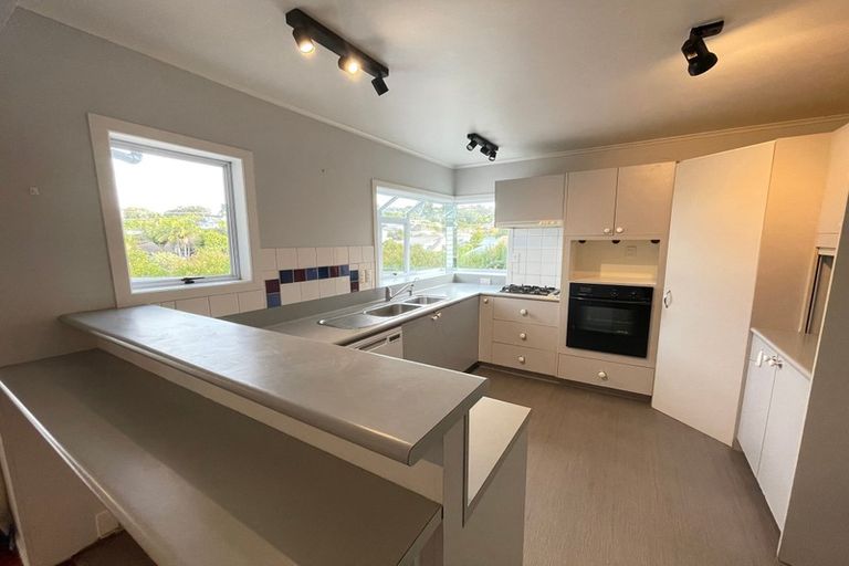 Photo of property in 42 Lyons Avenue, Murrays Bay, Auckland, 0630