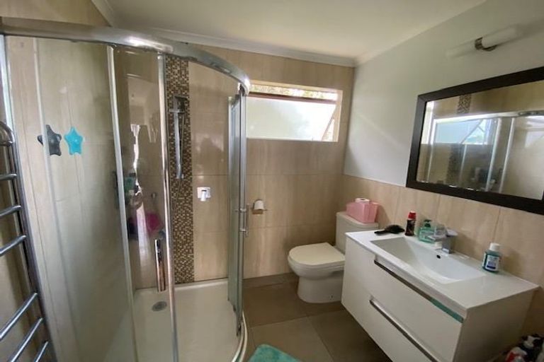 Photo of property in 2/32 Teal Crescent, Beach Haven, Auckland, 0626