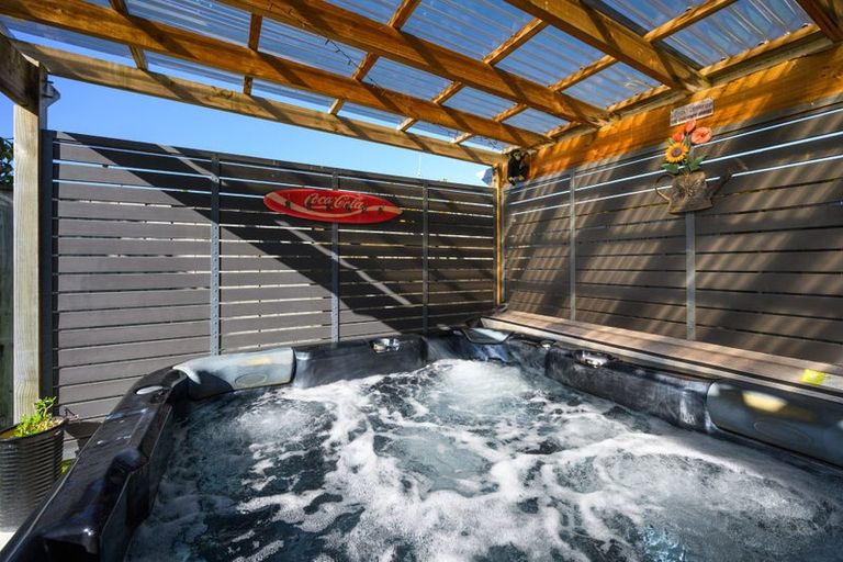 Photo of property in 99 Schnell Drive, Kelvin Grove, Palmerston North, 4414