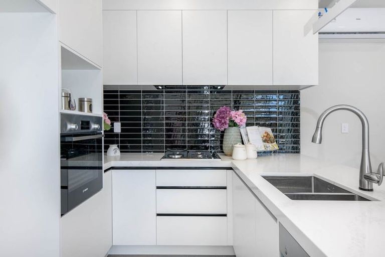 Photo of property in 12b September Place, Forrest Hill, Auckland, 0620