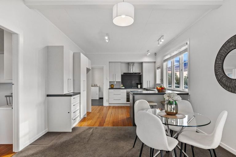 Photo of property in 21 Islington Avenue, New Lynn, Auckland, 0600