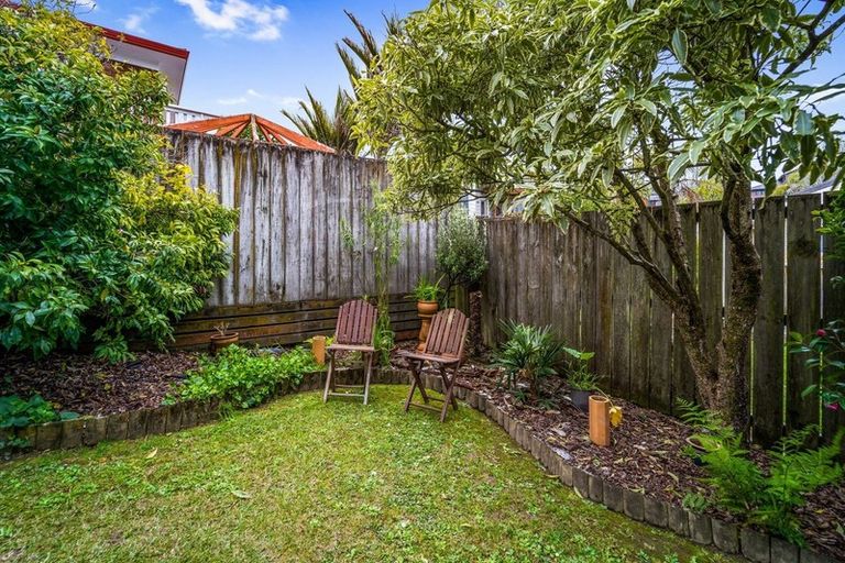 Photo of property in 32 Marina View Drive, West Harbour, Auckland, 0618