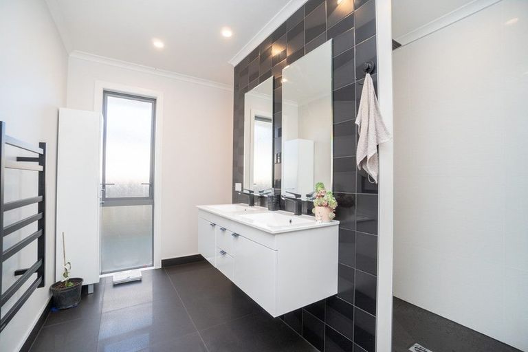 Photo of property in 5 Mediterranean Grove, Fitzherbert, Palmerston North, 4410