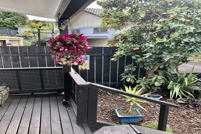 Photo of property in 1/6 Peterhouse Place, West Harbour, Auckland, 0618
