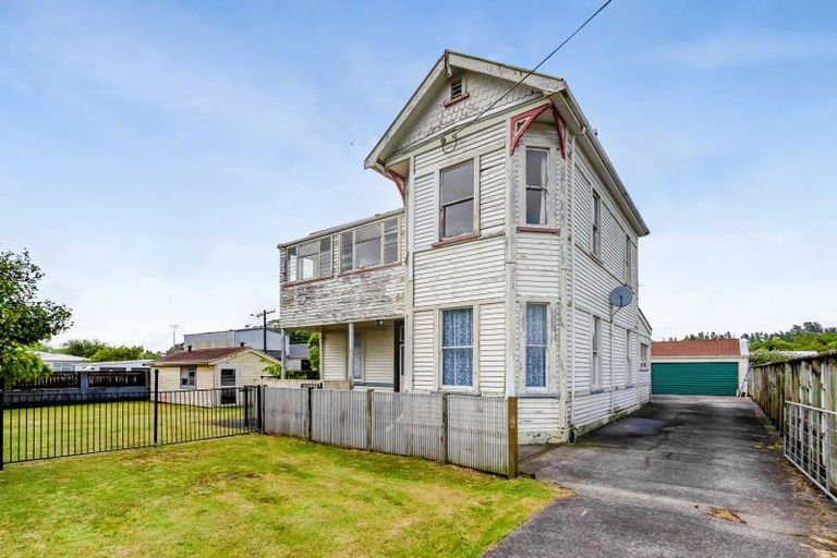 Photo of property in 3 Carrington Street, New Plymouth, 4310