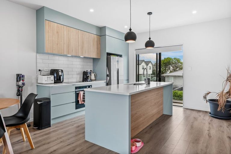 Photo of property in 6/107 Hobsonville Road, West Harbour, Auckland, 0618