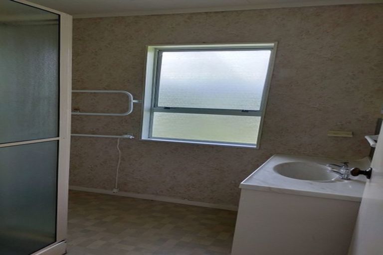 Photo of property in 16 Babich Road, Henderson Valley, Auckland, 0614