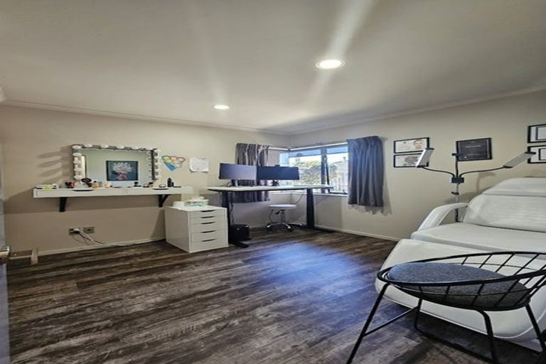 Photo of property in 17 Consort Close, Paraparaumu Beach, Paraparaumu, 5032