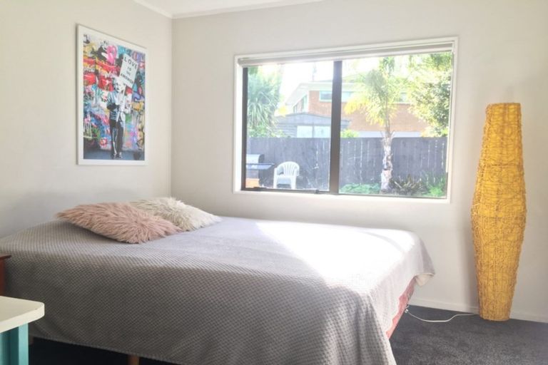 Photo of property in 2/45 Taioma Crescent, Te Atatu Peninsula, Auckland, 0610