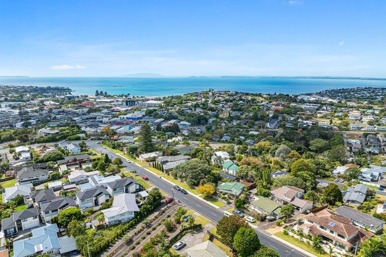 Photo of property in 1/16 Arran Road, Browns Bay, Auckland, 0630