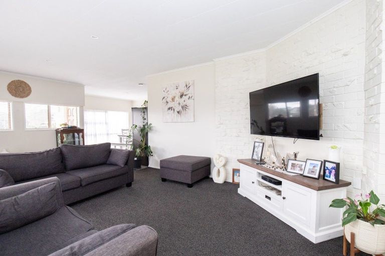 Photo of property in 2 Mcquarrie Place, Ngatea, 3503