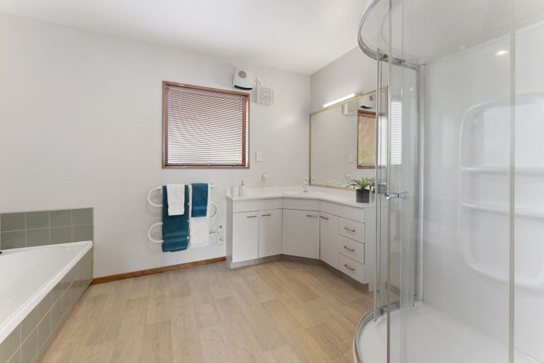 Photo of property in 27 Thornwood Place, Redwood, Christchurch, 8051