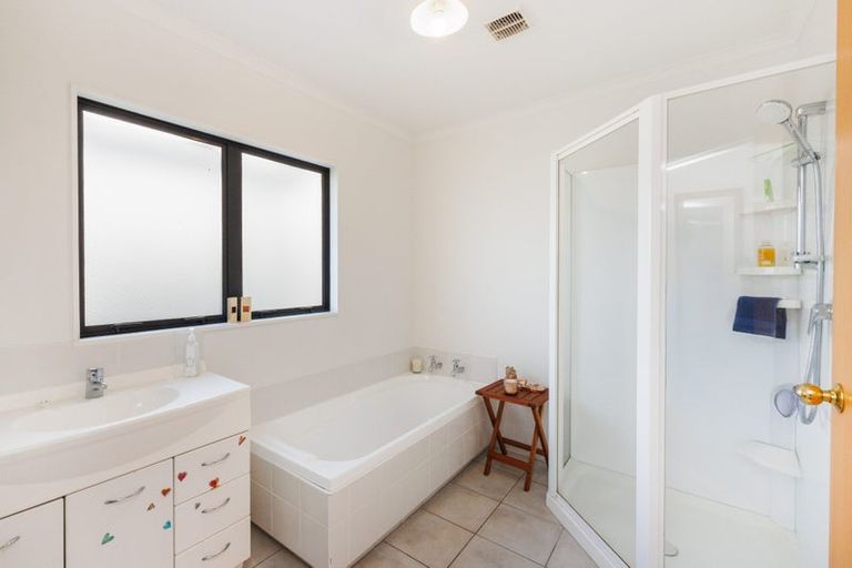 Photo of property in 1 Sycamore Crescent, Fitzherbert, Palmerston North, 4410