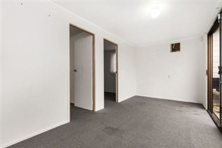 Photo of property in 2/9 Maplesden Drive, Clendon Park, Auckland, 2103