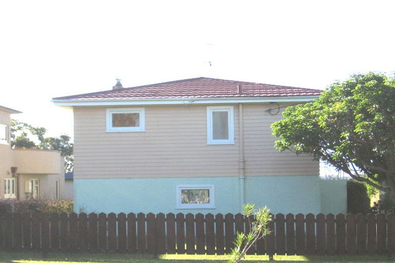 Photo of property in 37 Knights Road, Rothesay Bay, Auckland, 0630